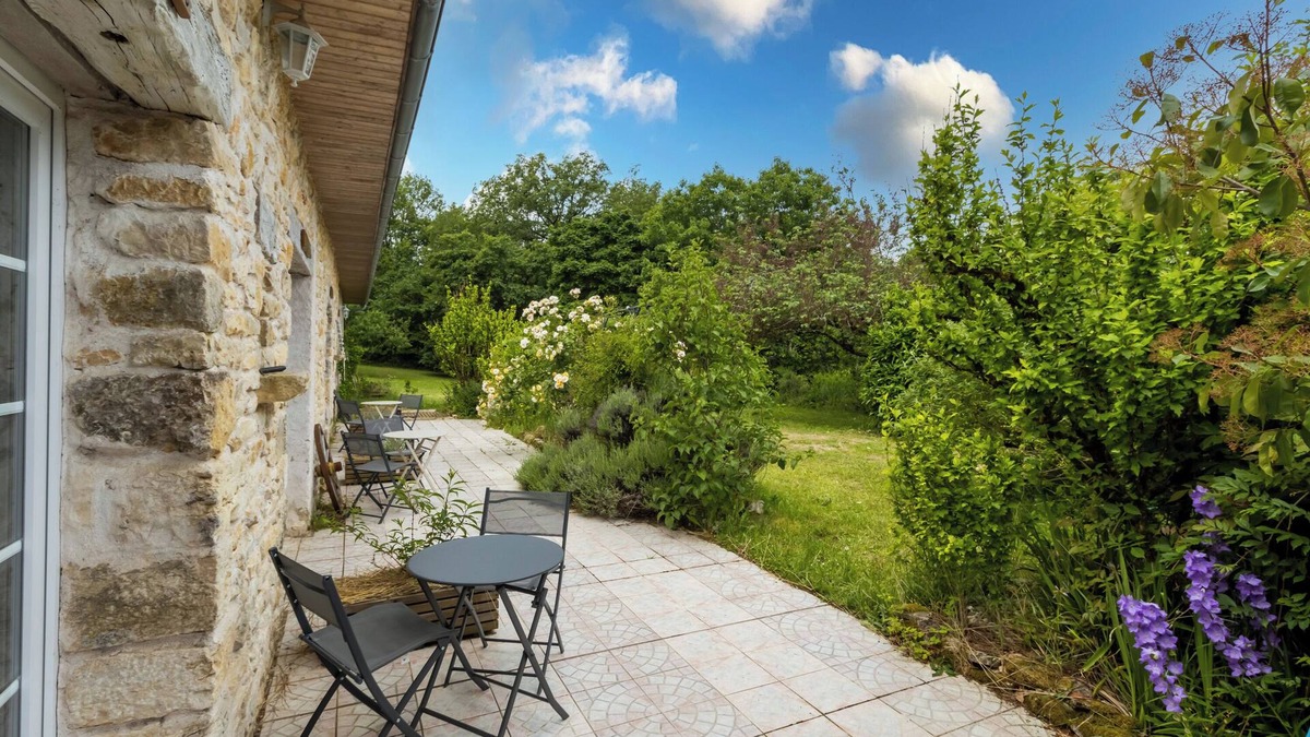 Auriac-du-Perigord Bed & Breakfast | Bed and Breakfast 'Chambre Millepertuis' with Shared Terrace and Shared Garden