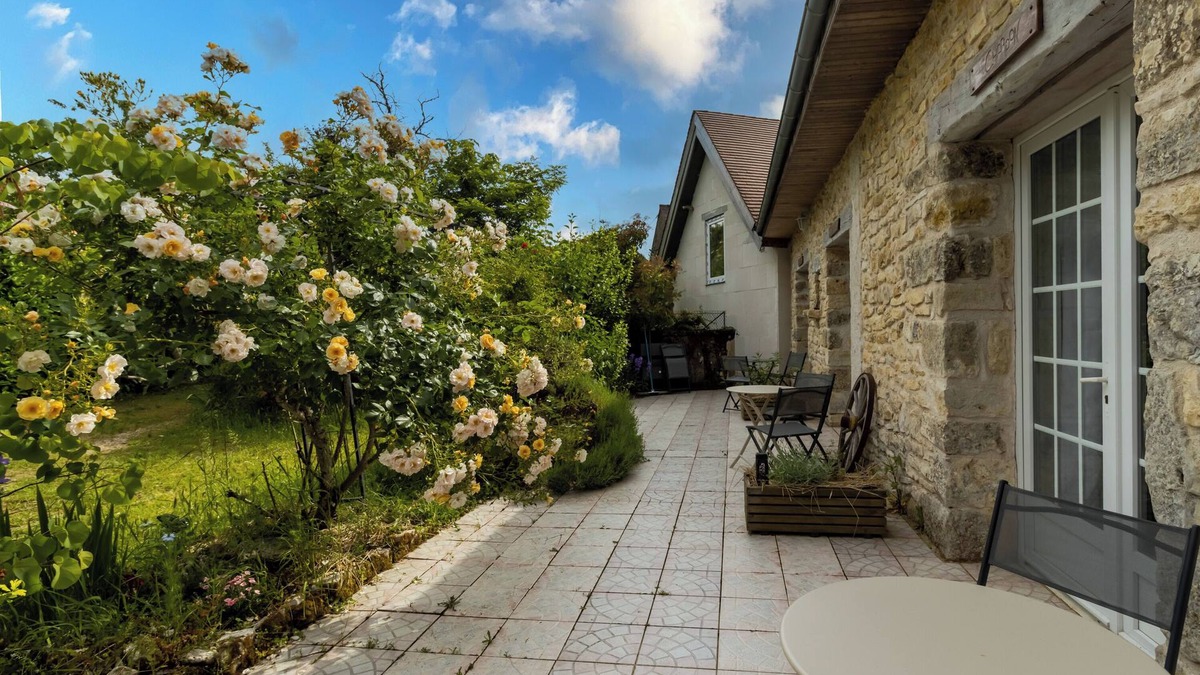Auriac-du-Perigord Bed & Breakfast | Bed and Breakfast 'Chambre Chardon' with Shared Terrace and Shared Garden