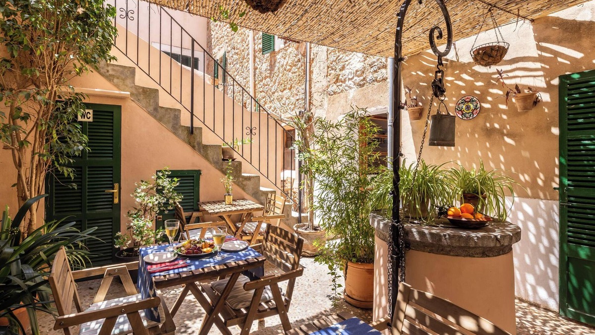 Banyalbufar Bed & Breakfast | Bed and Breakfast 'Can Busquets Suite' with Sea View, Wi-Fi and Air Conditioning