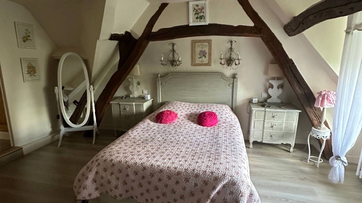 Suzay Bed & Breakfast | Bed and Breakfast 'English Roses' with Private Pool, Shared Garden and Wi-Fi