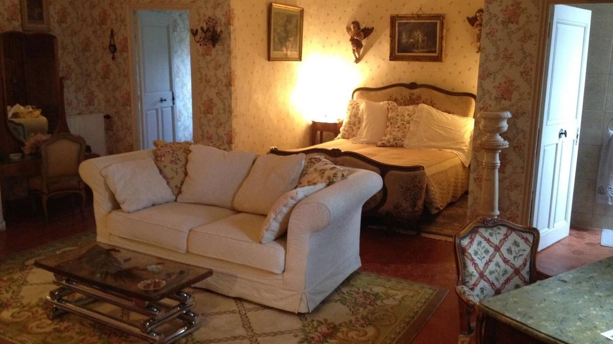 Brignoles Bed & Breakfast | Bed and Breakfast 'Familiale' with Mountain View, Shared Pool and Wi-Fi