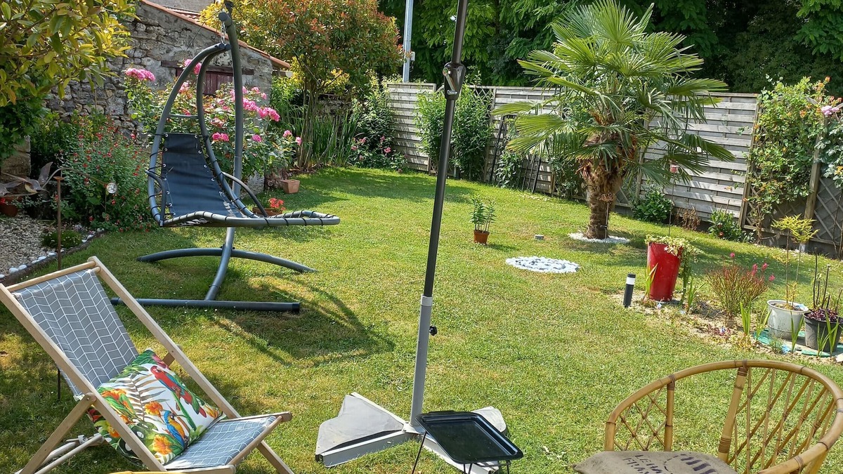 Concourson-sur-Layon Bed & Breakfast | Bed and Breakfast 'Les Hirondelles' with Private Terrace, Shared Garden and Wi-Fi