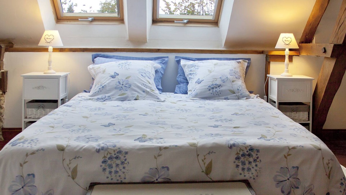 Benayes House | Bed and Breakfast in a quiet 3 ha property with garden, swimming pool and ponds