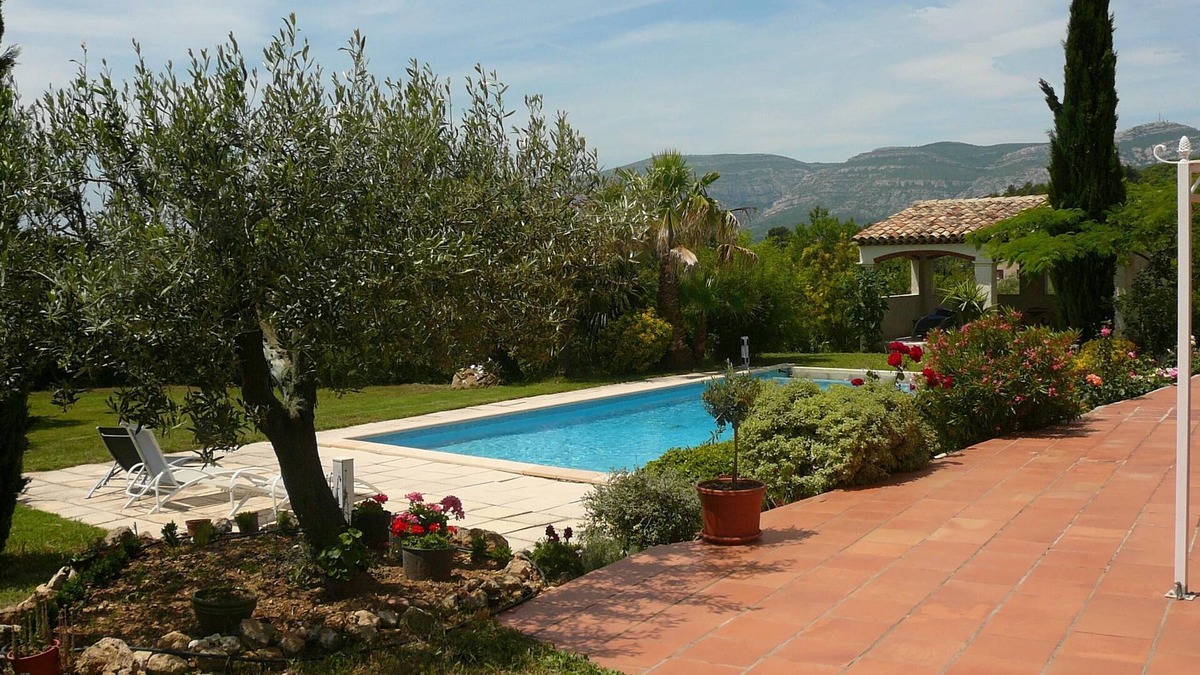 Roquevaire Bed & Breakfast | Bed and Breakfast in a 19th century Bastide in a large wooded park with swimming pool - sleeps 4