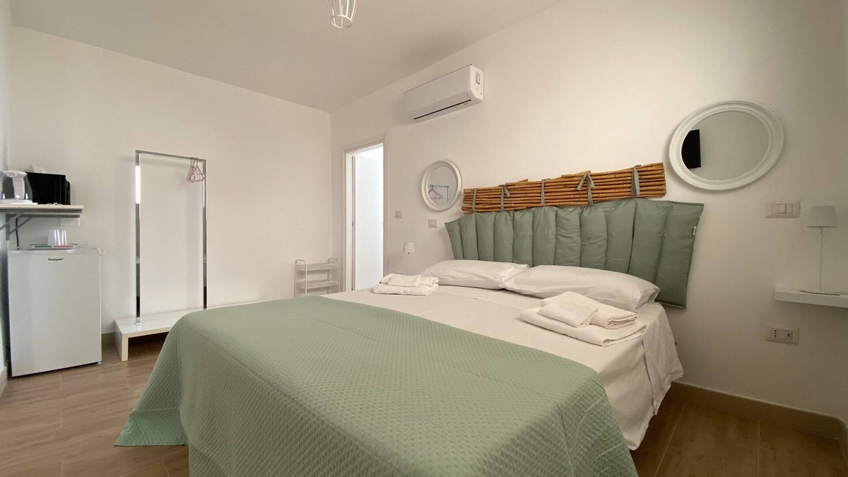 Sant'Isidoro Bed & Breakfast | Bed and Breakfast 'Isid'Oro Rooms - Camera 3' with Wi-Fi and Air Conditioning