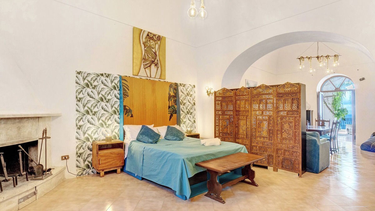 Seiano Bed & Breakfast | Bed and Breakfast 'Camera Augusto In Villa Vista Mare' with Shared Terrace, Private Garden and Wi-Fi