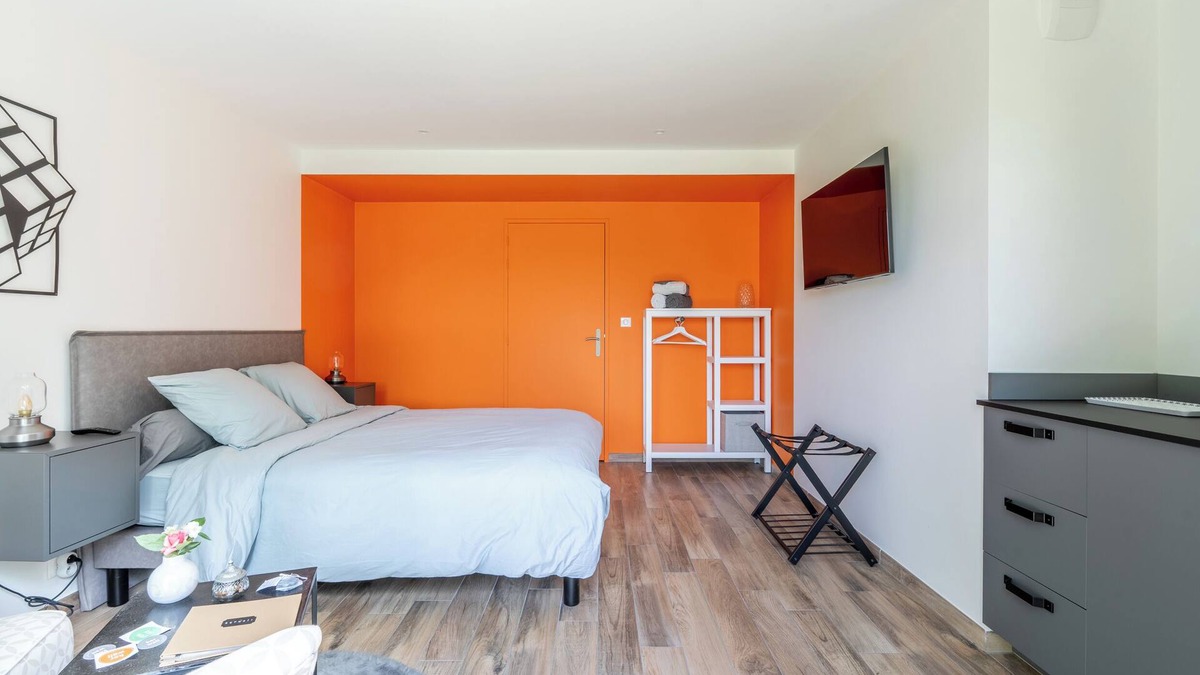 Malville Bed & Breakfast | Bed and Breakfast 'Kerwall - Chambre Double' with Shared Pool, Private Terrace and Wi-Fi