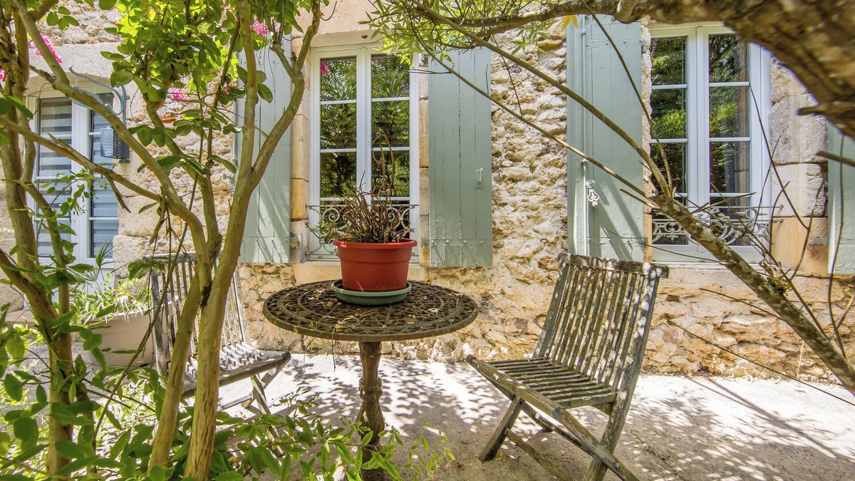 Noaillan Bed & Breakfast | Bed and Breakfast 'L'orée De Lansot - Chambre Romance' with Shared Terrace, Shared Garden and Wi-Fi