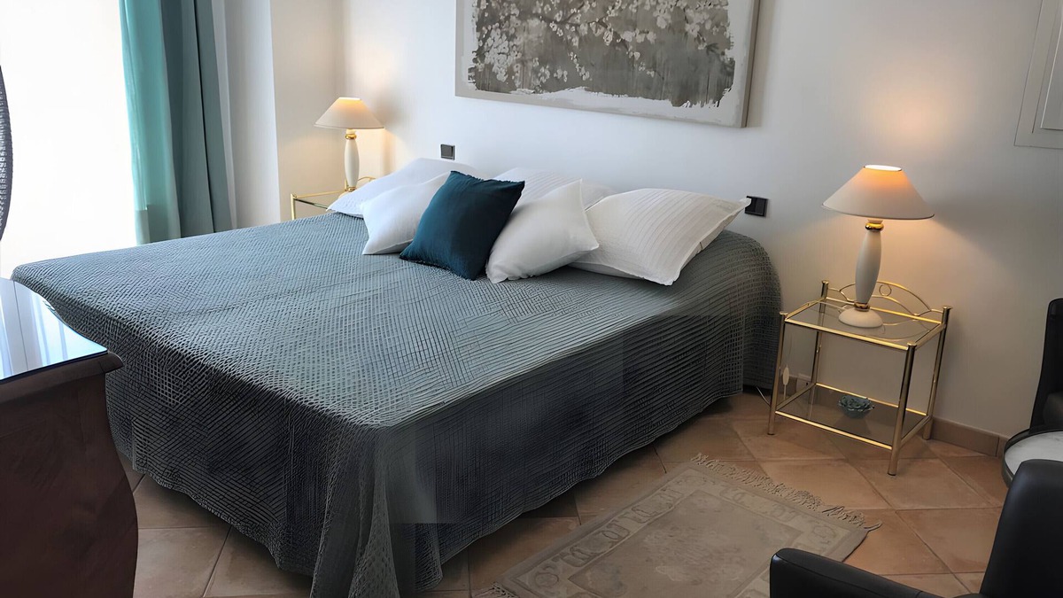 Le Rouret Bed & Breakfast | Bed and Breakfast 'Li Estella' with Shared Terrace, Wi-Fi and Air Conditioning
