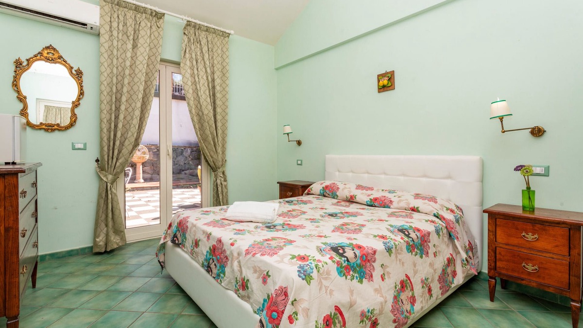 Calatabiano Bed & Breakfast | Bed and Breakfast 'Sole' with Sea View, Shared Pool and Wi-Fi