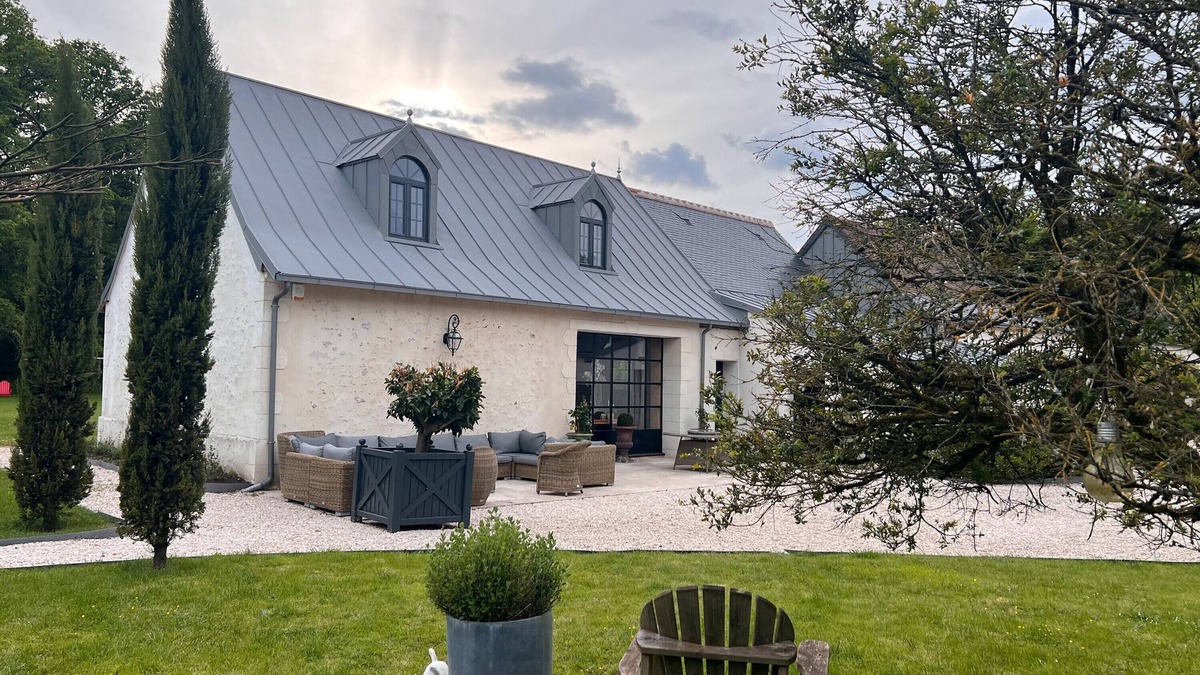 Luynes Bed & Breakfast | Bed and Breakfast 'Très Belle Suite Familiale' with Shared Pool, Private Terrace and Wi-Fi