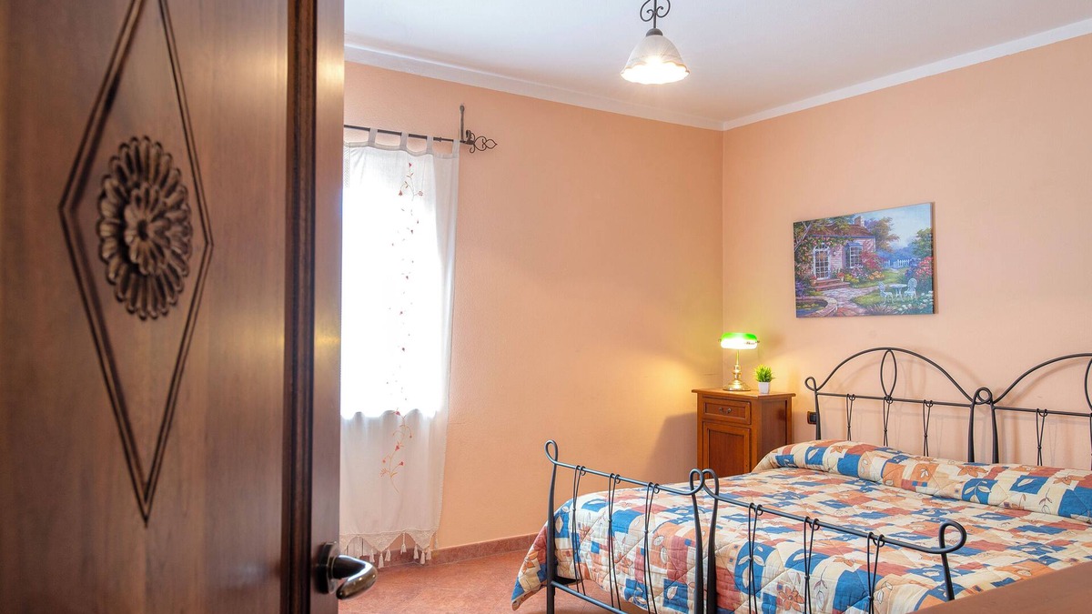 Giave Bed & Breakfast | Bed and Breakfast 'Tripla' with Mountain View, Private Garden and Air Conditioning