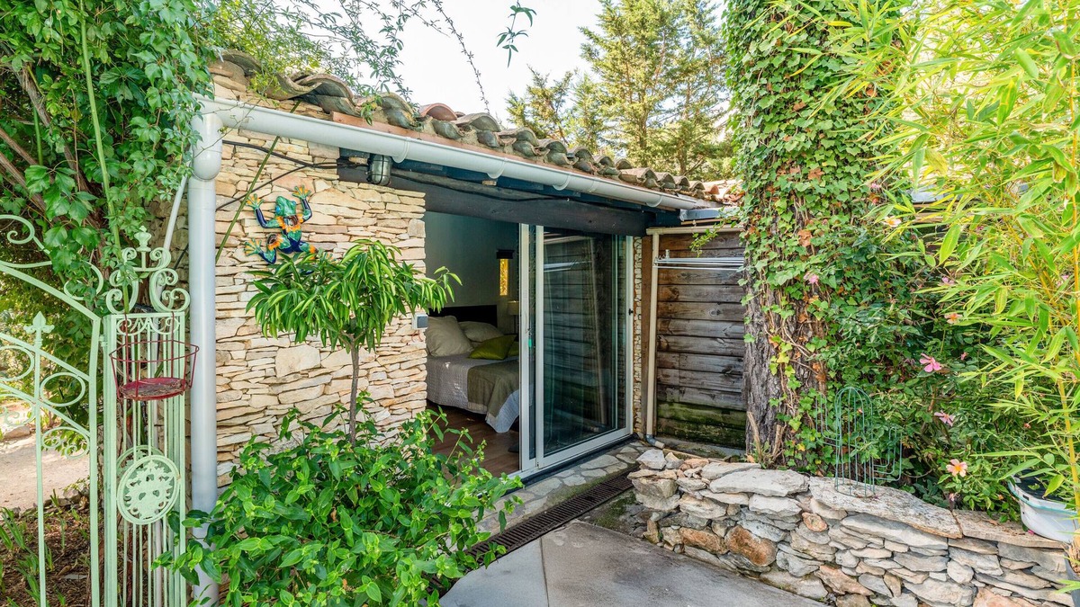 Quartier des Espesses Bed & Breakfast | Bed and Breakfast 'Vert' with Shared Pool, Wi-Fi and Air Conditioning