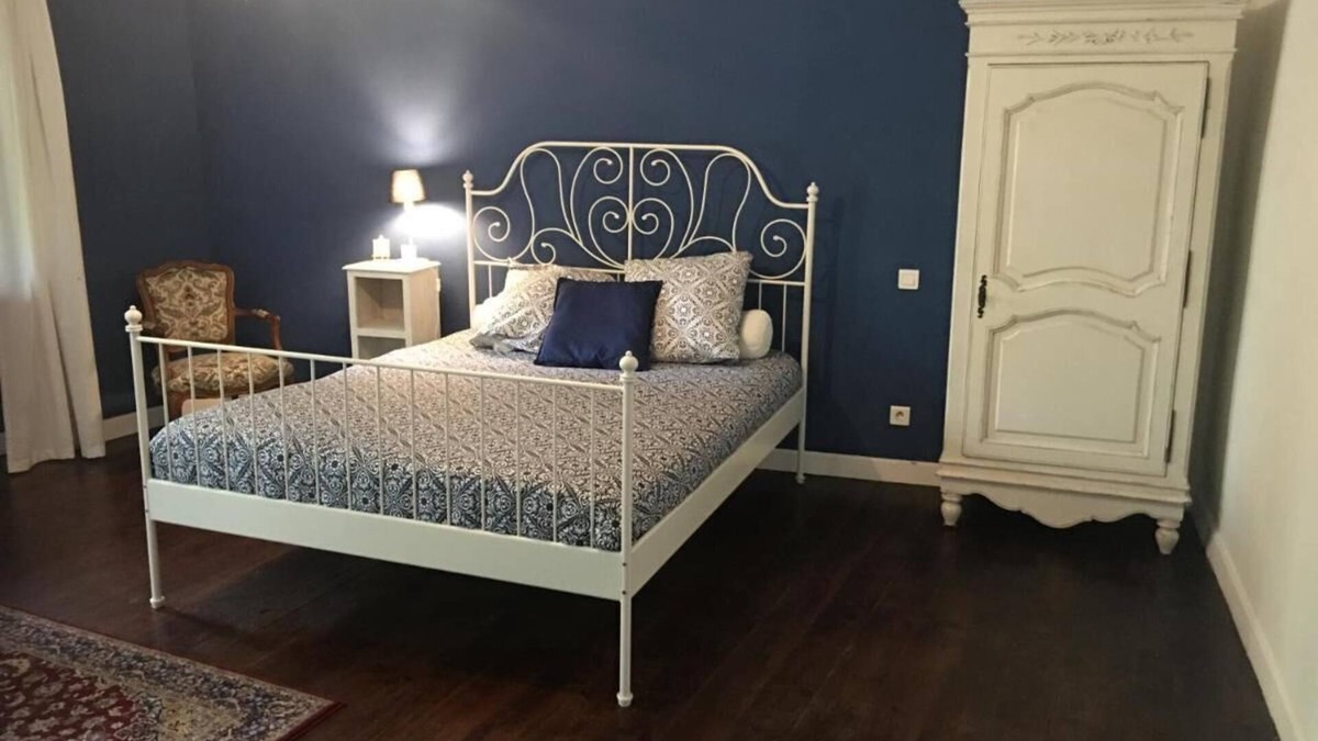 Gurs Bed & Breakfast | Bed and breakfast with shared kitchen and living room