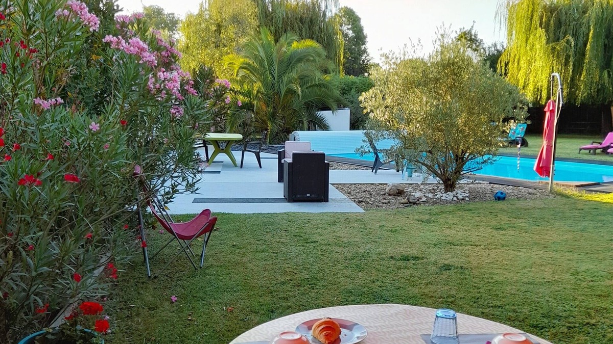 Medis House | BED & BREAKFAST, 5 min from the BEACHES of Royan, garden, kitchen, HEATED SWIMMING POOL!