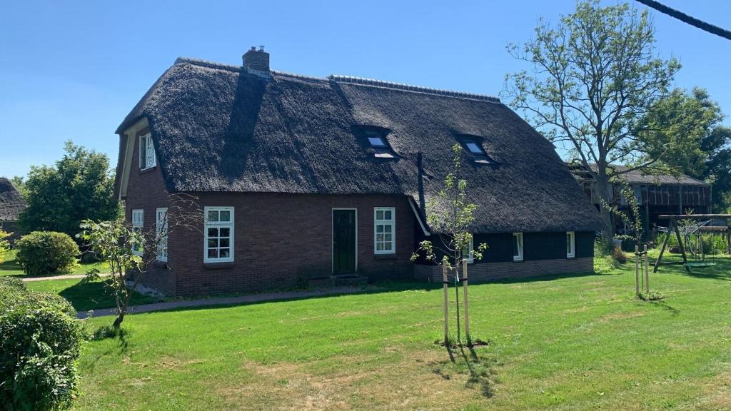Giethoorn Apartment | Bed en Boomgaard