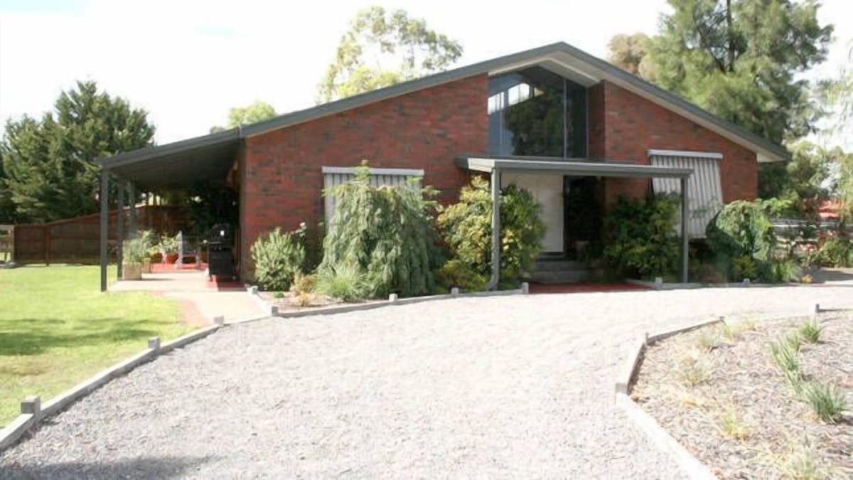 Swan Hill Bed & Breakfast | Bed of Roses-A Perfect Place for Families&Couples