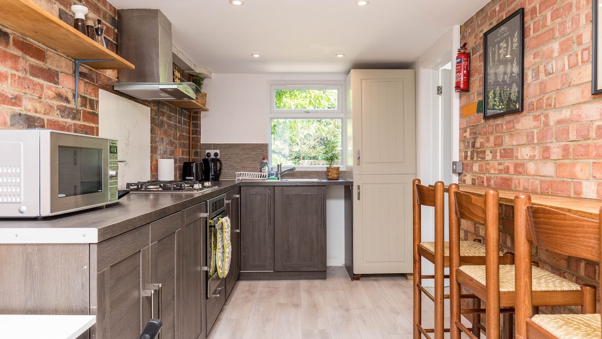 Horsham House | Bedford - Stunning Town House with Patio Garden