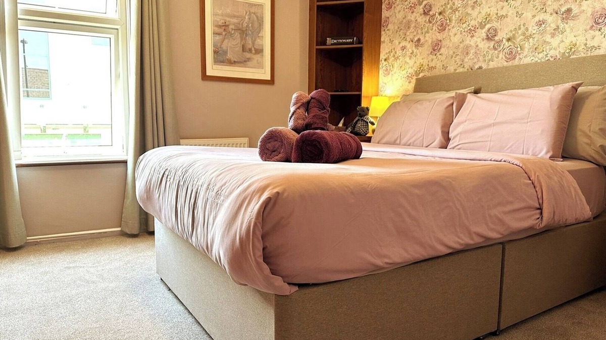 Dunstable Apartment | Bedfordshire Haven: 3-bedroom with Garden