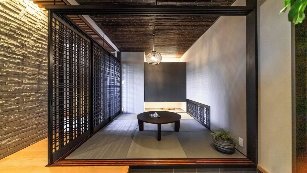 Takayama House | Bedroom 1 1 queensize bed Bedroom 2 2 semidoublesize beds Japanesestyle room 2 single futons/Takayama Gifu