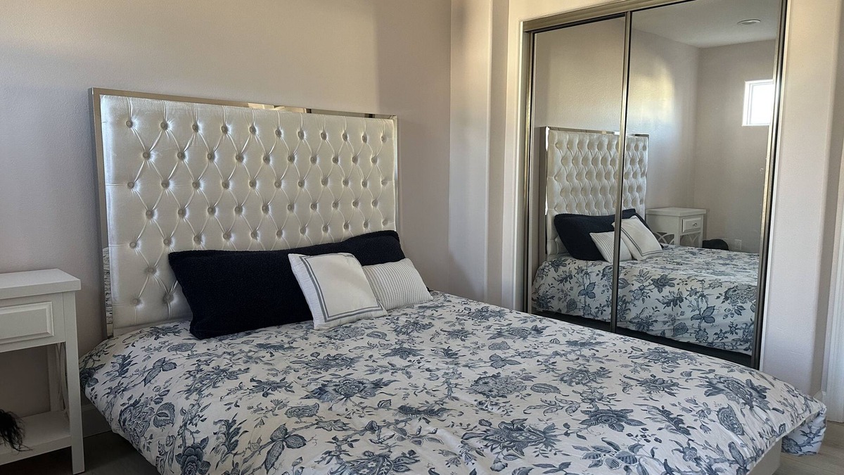 San Fernando House | Bedroom and bathroom in a quiet townhouse.