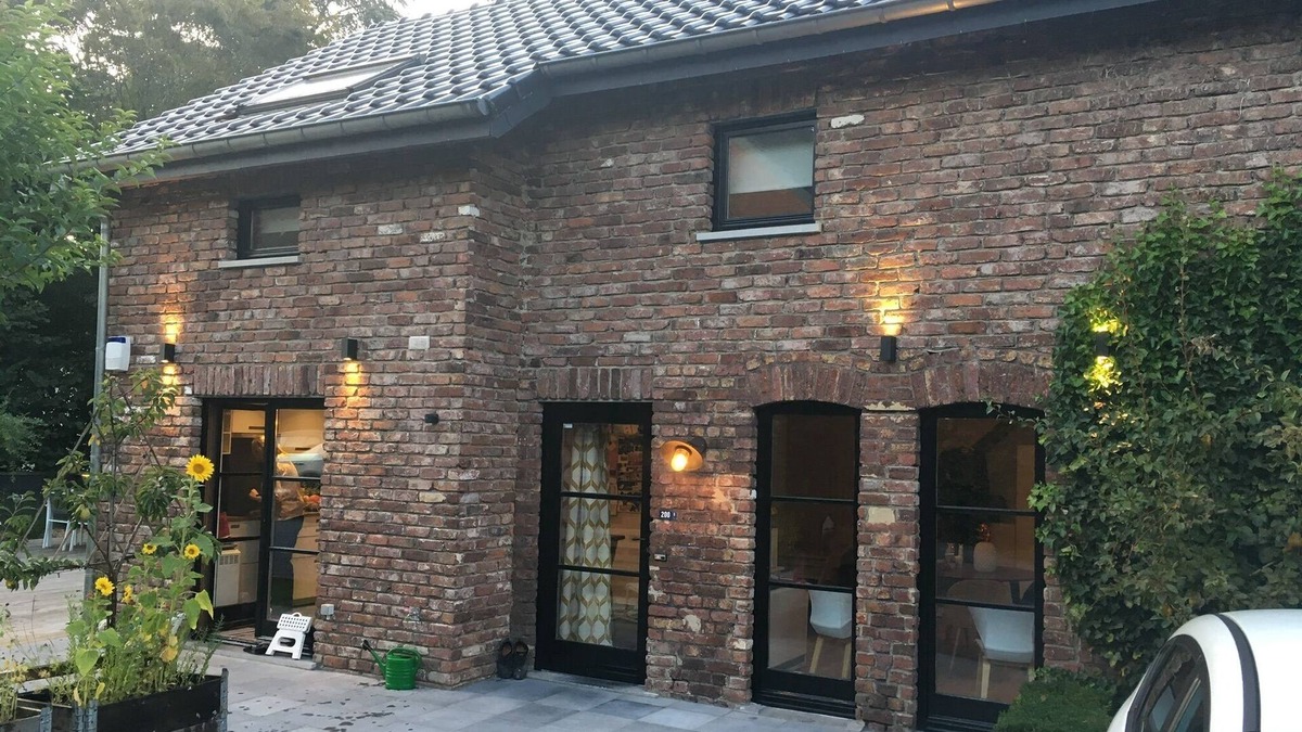 Verviers House | Bedroom and small private bathroom.