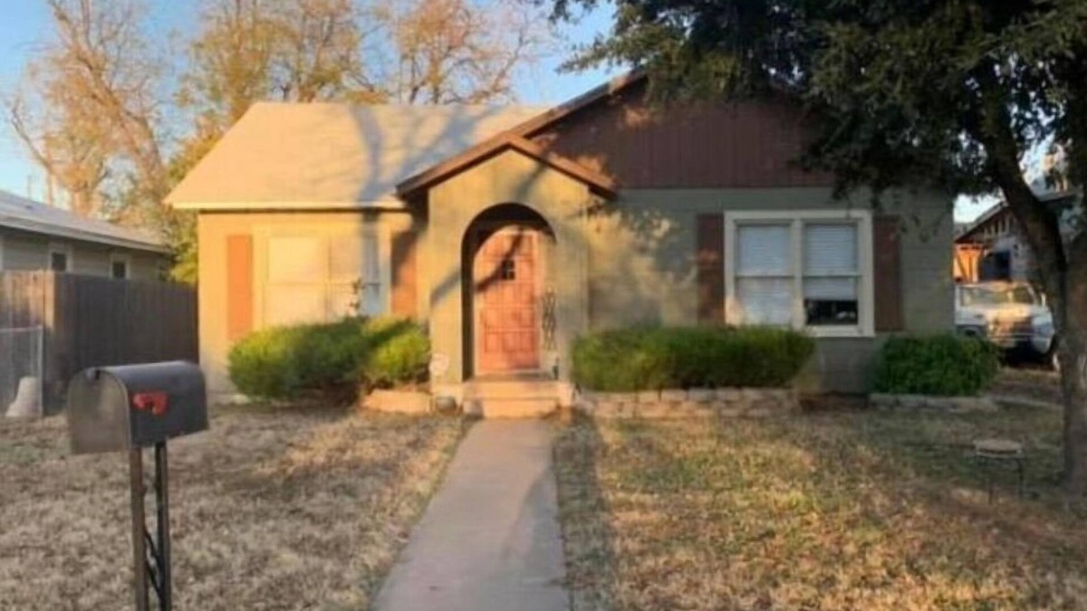 San Angelo House | Bedroom for rent. Shared common spaces.