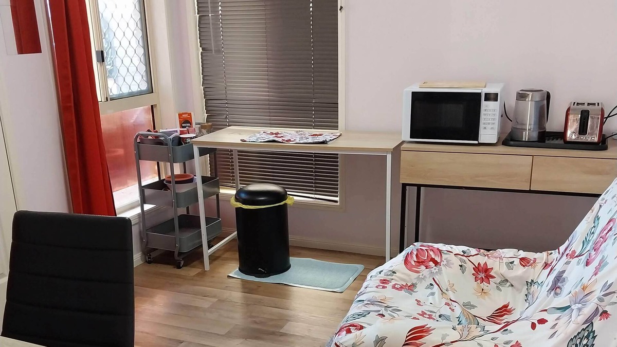 Harristown House | Bedroom Plus your own Kitchenette, lounge, Fridge, TV. Near Uni. Safe, clean.