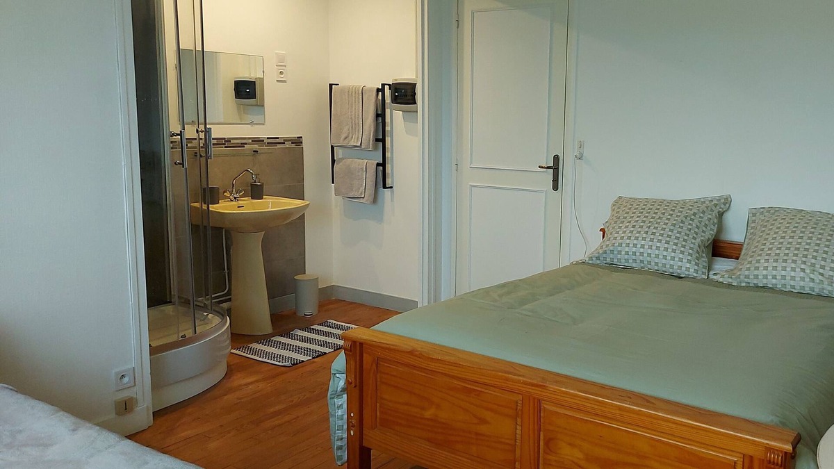 Saint-Ouen-sur-Iton Bed & Breakfast | Bedroom with double bed, fast WiFi, shower with jets
