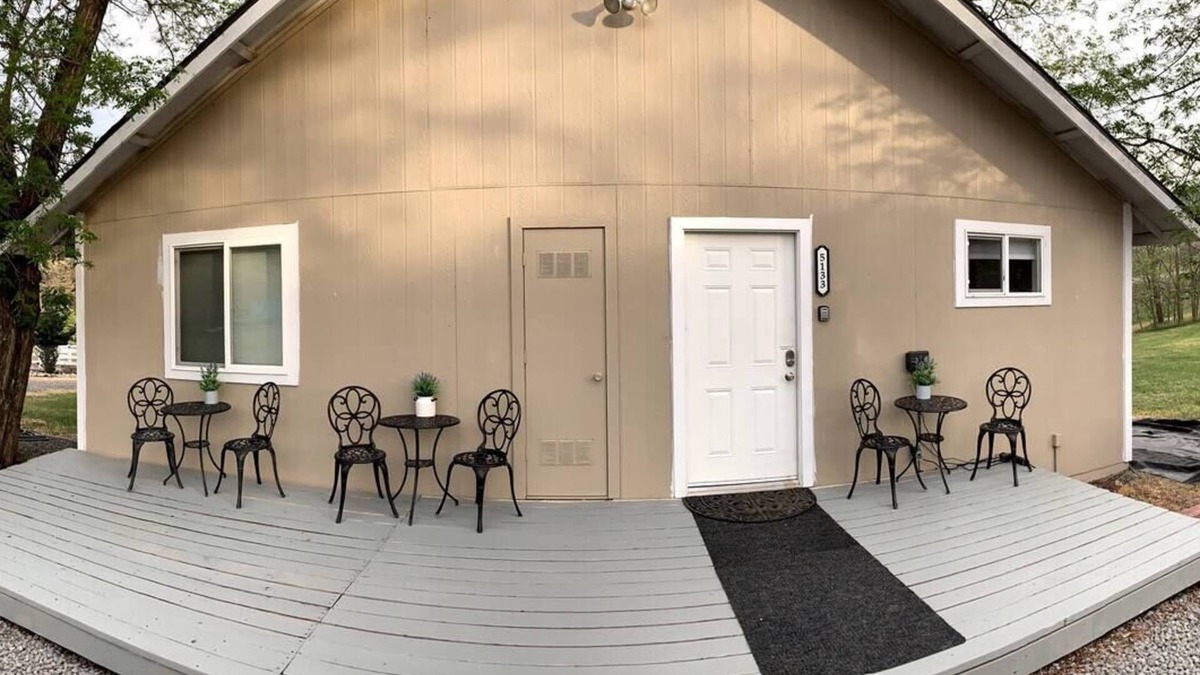 Hornbrook Apartment | Bedroom with Fire Pit, BBQ+Deck on Klamath River