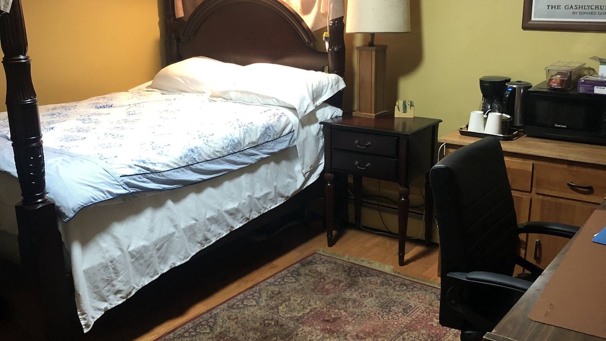 Hyde Park Apartment | Bedroom with private full bathroom, linen and towels are provided.