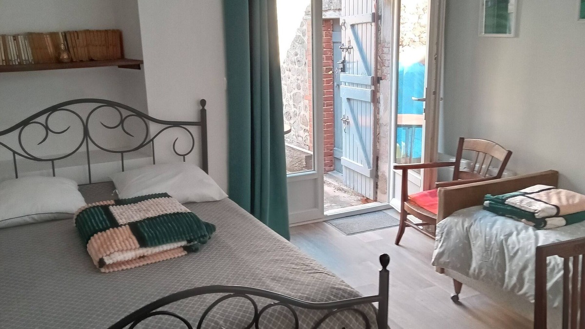 Chantelle Bed & Breakfast | BEDROOM with separate entrance, Pte terrace, Carport. Mini 2nights. Pets ok