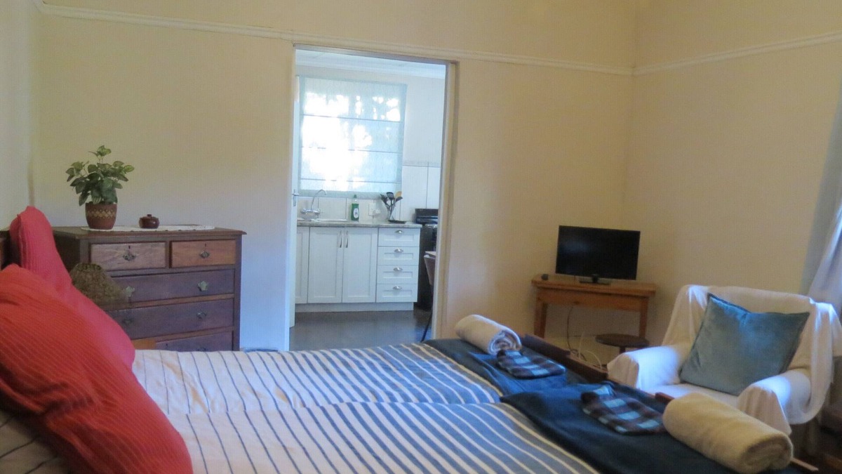 Grahamstown House | Bedsitter with on-suite bathroom and full Kitchen