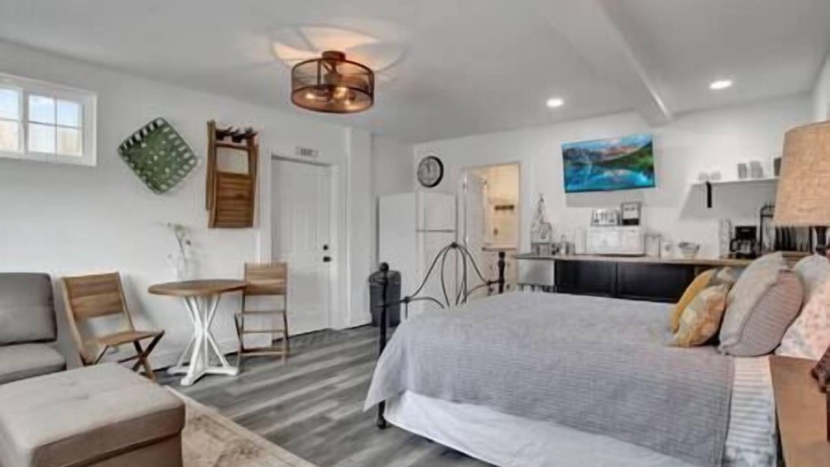 Weston Apartment | Bee & Bee Bungalow - Studio B&B downtown