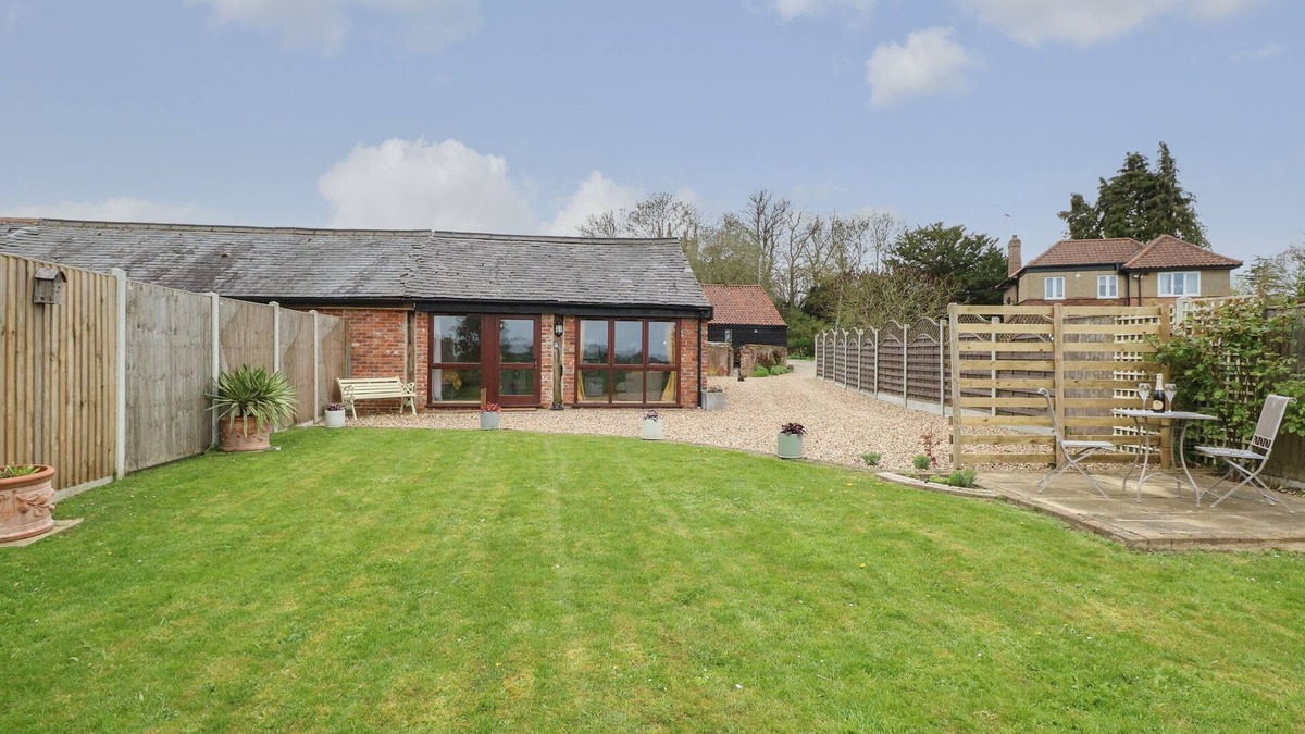 Irstead Cottage | BEE HAPPY BARN, romantic, character holiday cottage in Acle