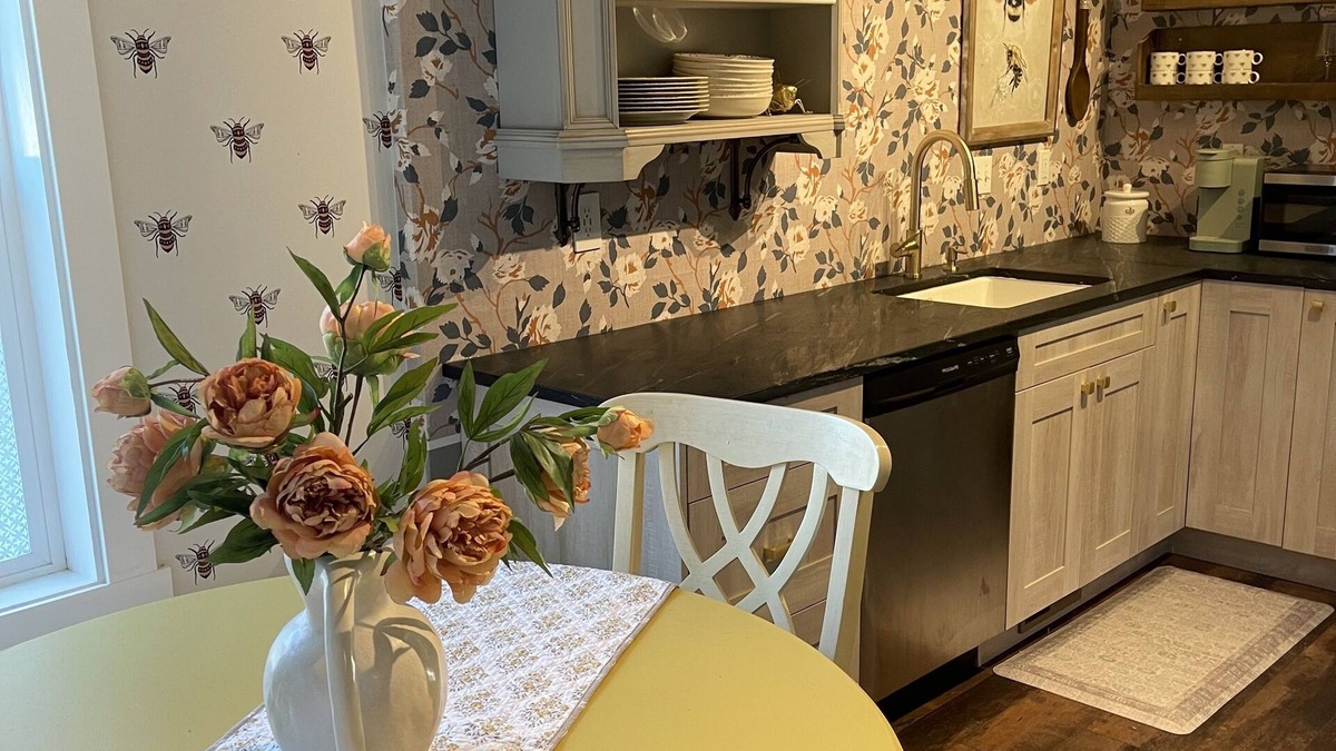 Pleasant Grove Cottage | "BEE Home away from Home!"nA pioneer charmer, fully updated with buzzing decor.
