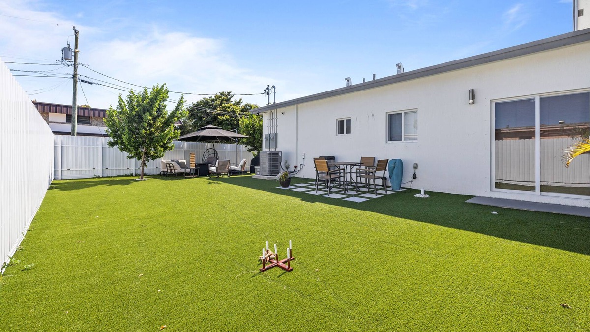 Gladeview House | Bee Our Guest@PatioHeaven-Free Parking-FirePit-BBQ