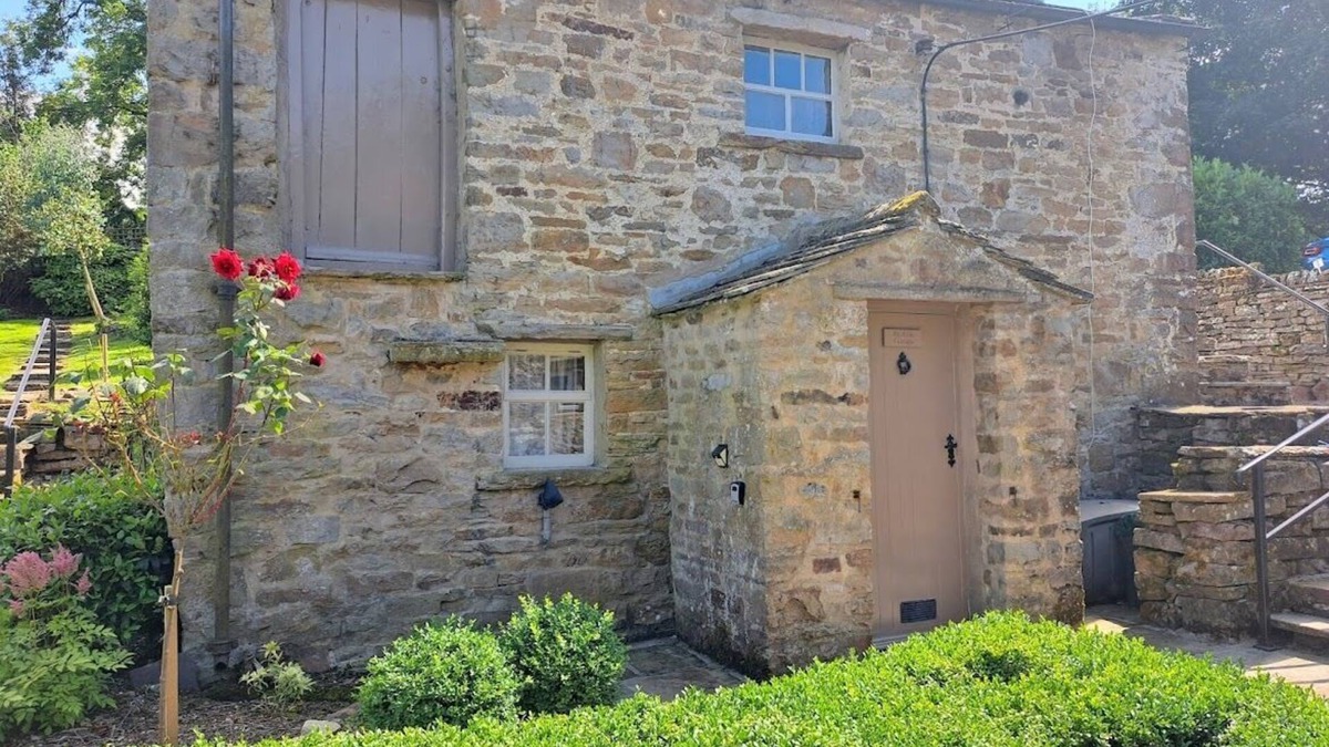 Worton Cottage | Beebole Cottage, cosy 17th century cottage in heart of Yorkshire Dales near lake