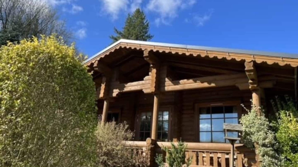 Aymestrey Cabin | 'Beech' Log cabin with hot tub