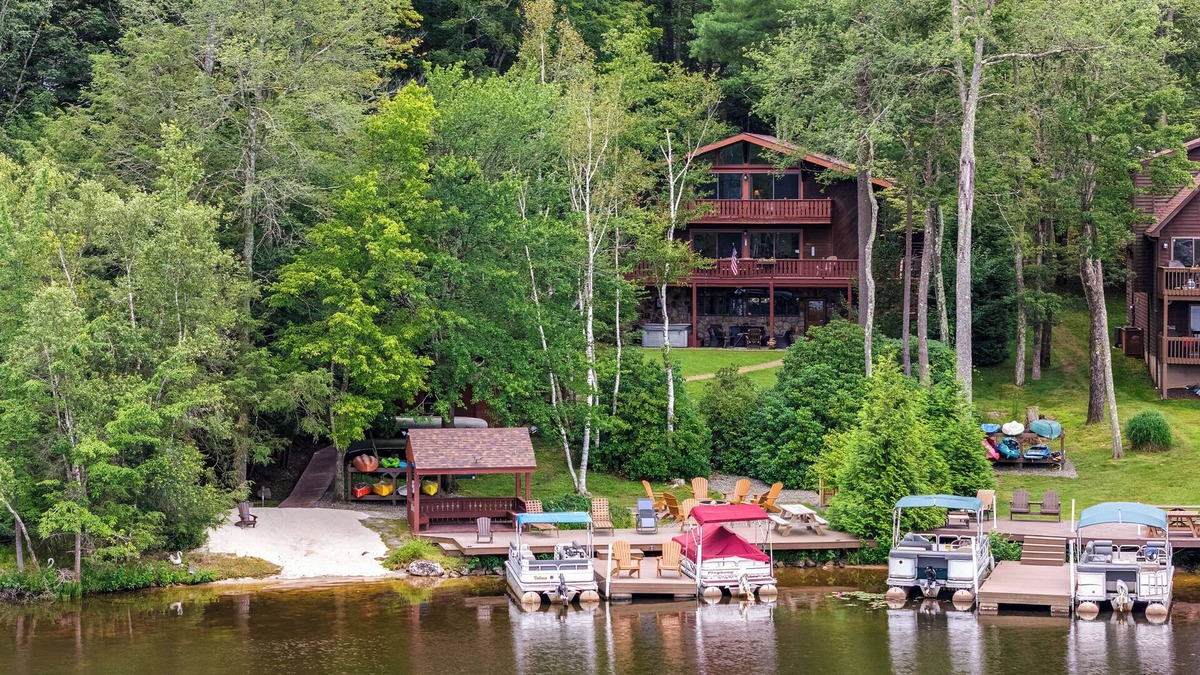 Drums House | Beech Mt Lakefront Gem! Hot Tub, Kayaks, Billiards