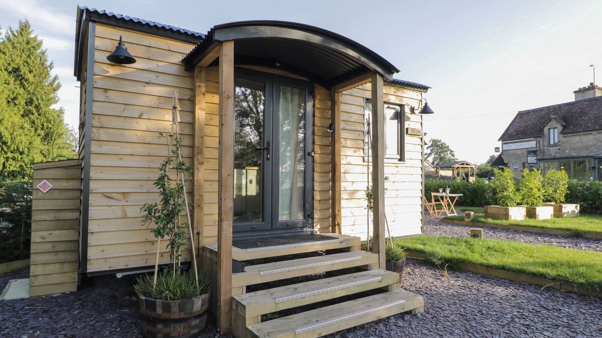 Kemble Cottage | BEECH, pet friendly, with a garden in Kemble
