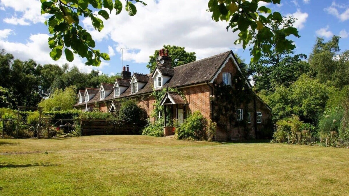 Staplefield House | Beeches Cottage |Garden| by Brighton Holiday Lets