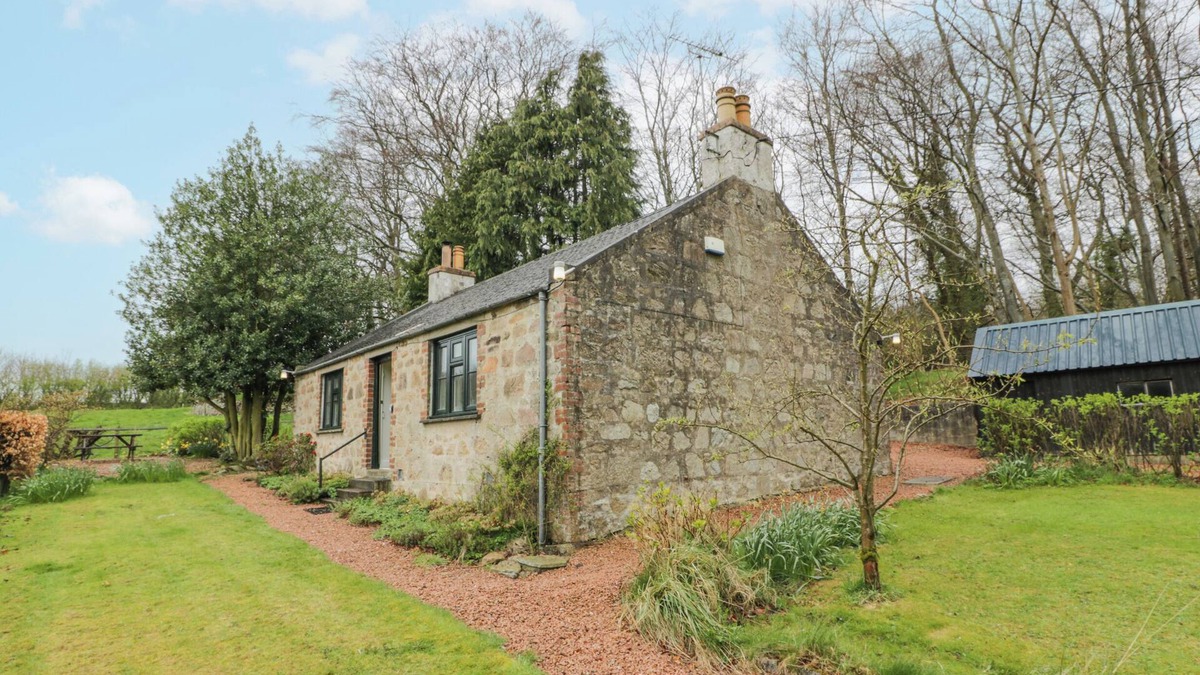 Ellon Cottage | BEECHGROVE COTTAGE - PITMEDDEN GARDENS, family friendly in Pitmedden