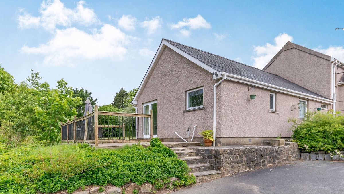 Llanybri Apartment | BEEFS PARK FARM ANNEXE, with a garden in Amroth
