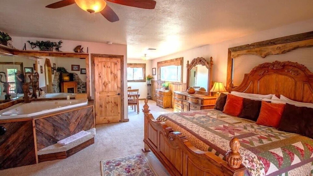 Pine Apartment | Beeline Guest House - Ponderosa Suite