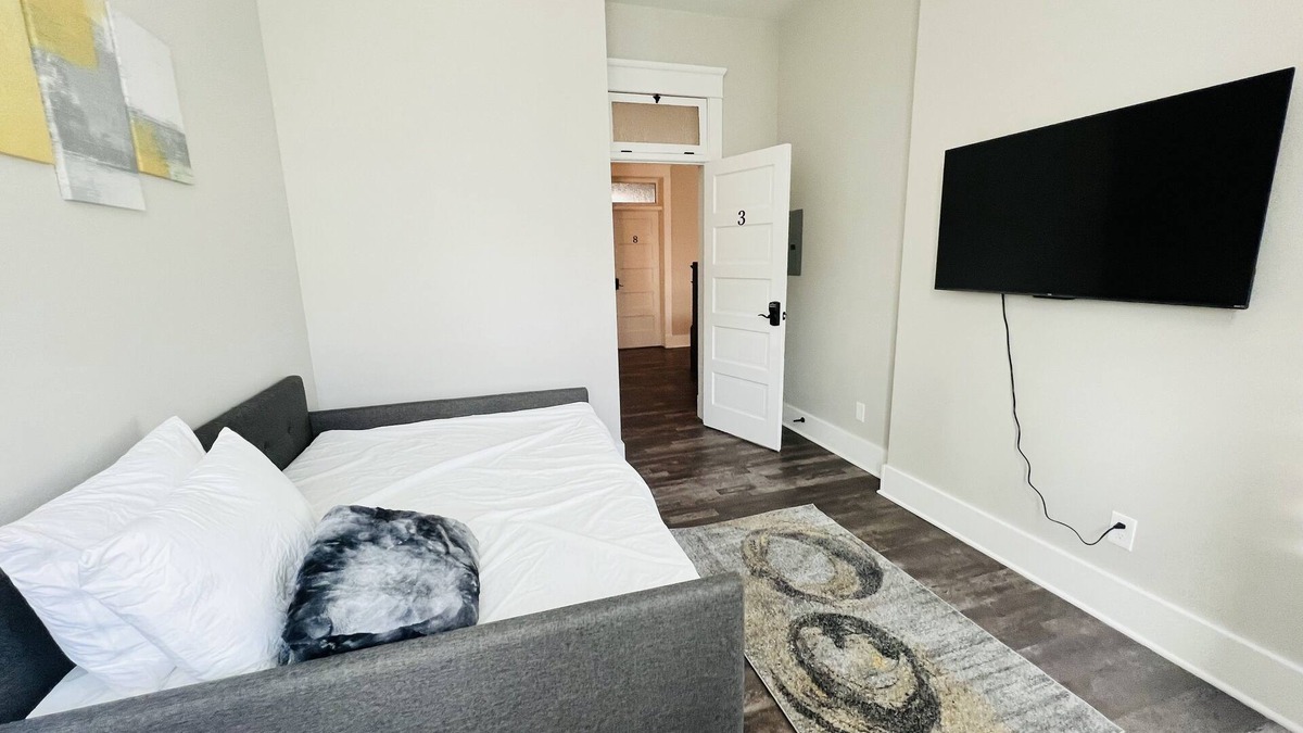 Florence Apartment | Beerwhistle Blonde Studio Apt in Historic Florence