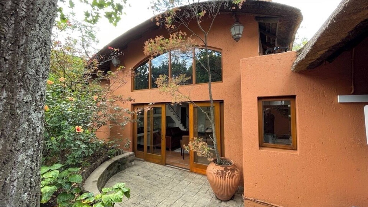Greater Johannesburg Metropolitan Area Cottage | "Bees & Birds" Cottage for 2 people, spacious, open, bright, green setting