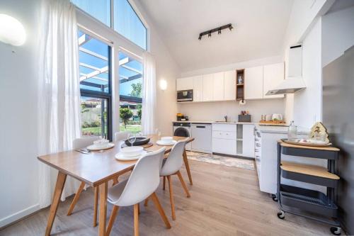 Torrensville House | Bees Knees Studio, 5 min to CBD, Adelaide Airport & Henley Beach