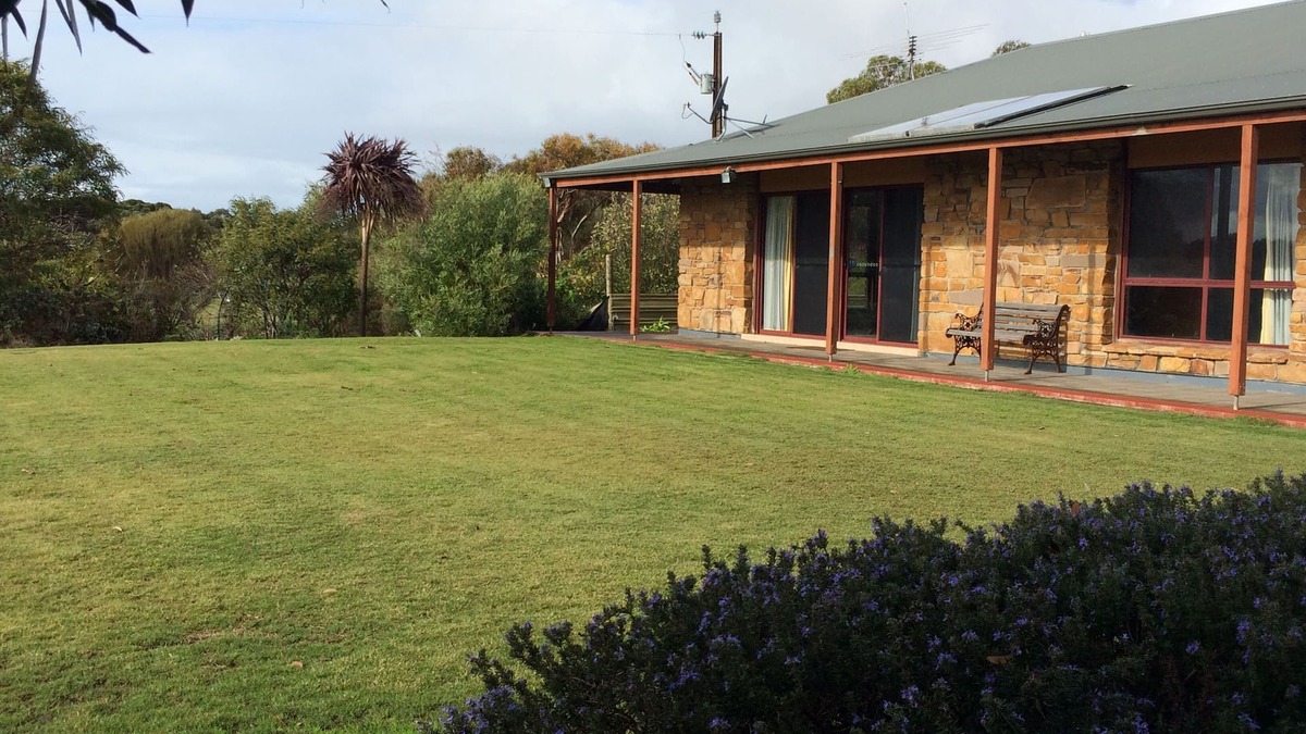 Emu Bay House | Bee’s Place 3 Bedroom home on 10 acres of land with distant sea views of Emu Bay