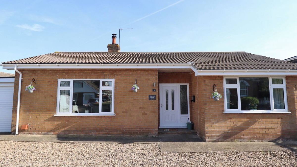 Louth House | BEESWAX COTTAGE, pet friendly, country holiday cottage in Grimoldby